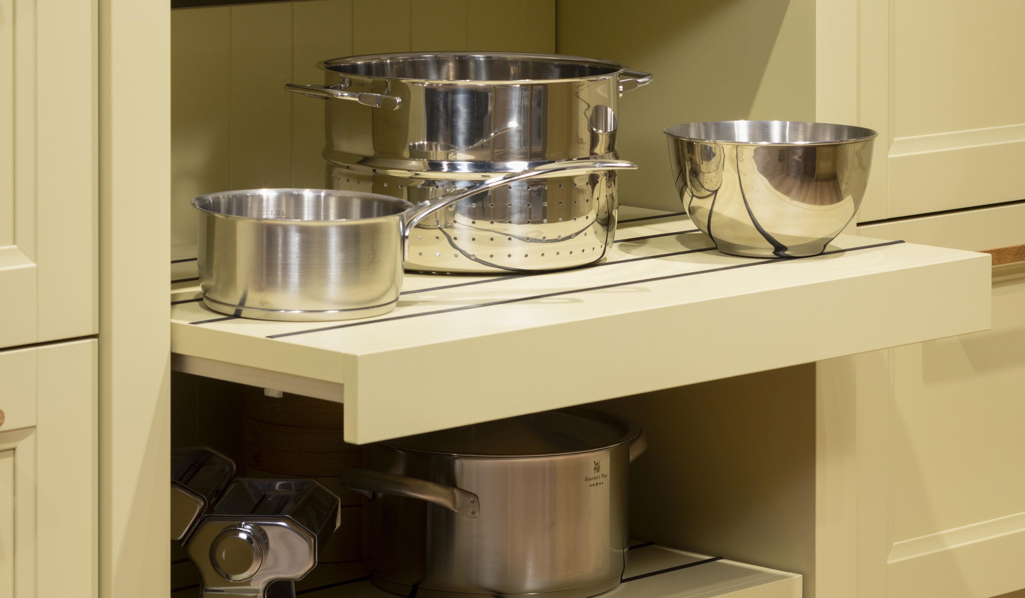 Schüller Shaker-Style-Küche in Creme-Gelb Unterschrank mit ausziehbaren Tablaren für Kochgeschirr