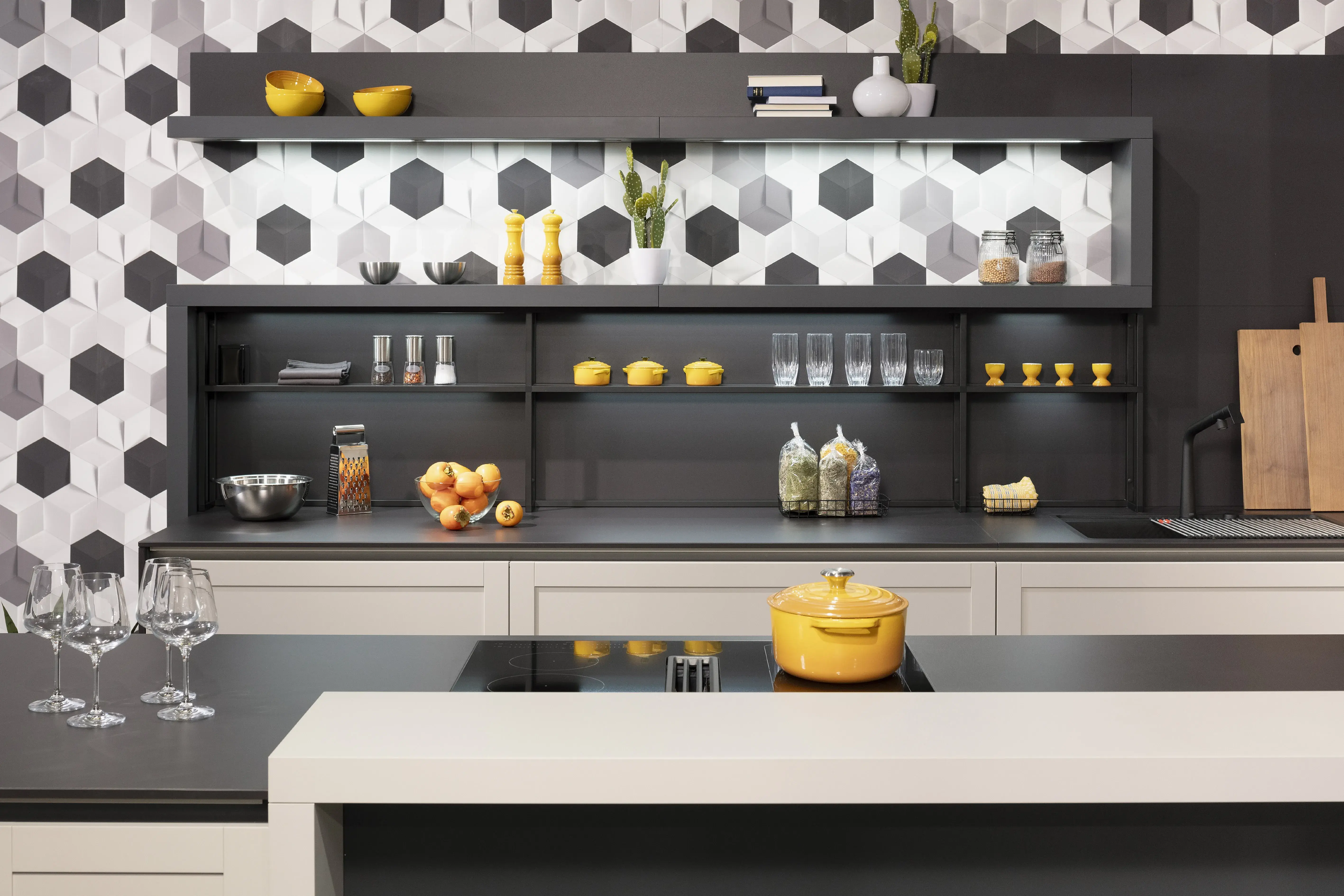 Moderne Küche mit gelben Akzenten und schwarz-weißer Wabenmusterwand.