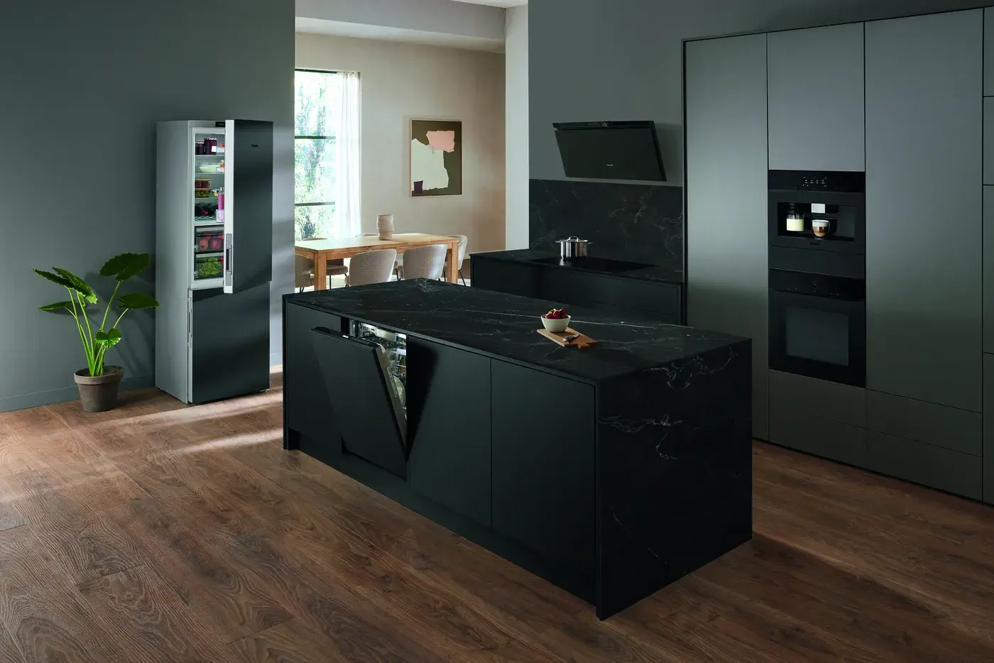 Miele ArtLine-Serie Induktionskochfeld und Dunstabzugshaube in edlem Obsidianschwarz matt